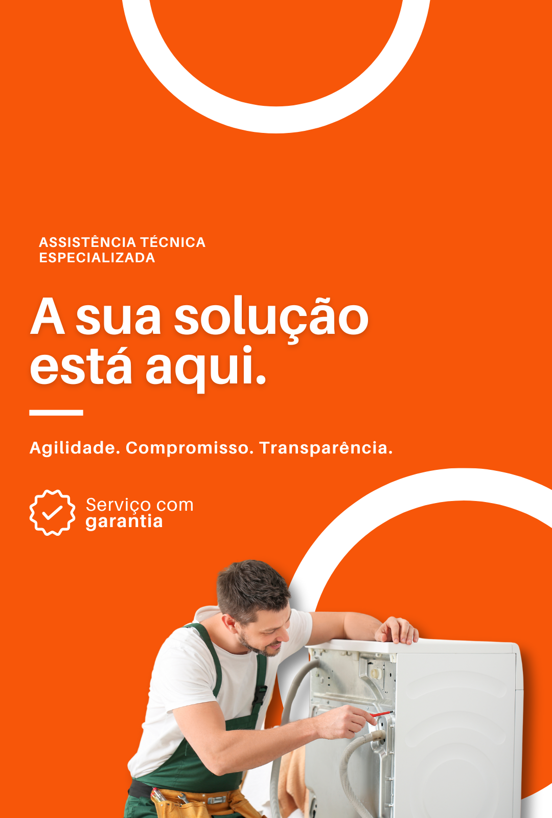 Técnico realizando reparo em celular